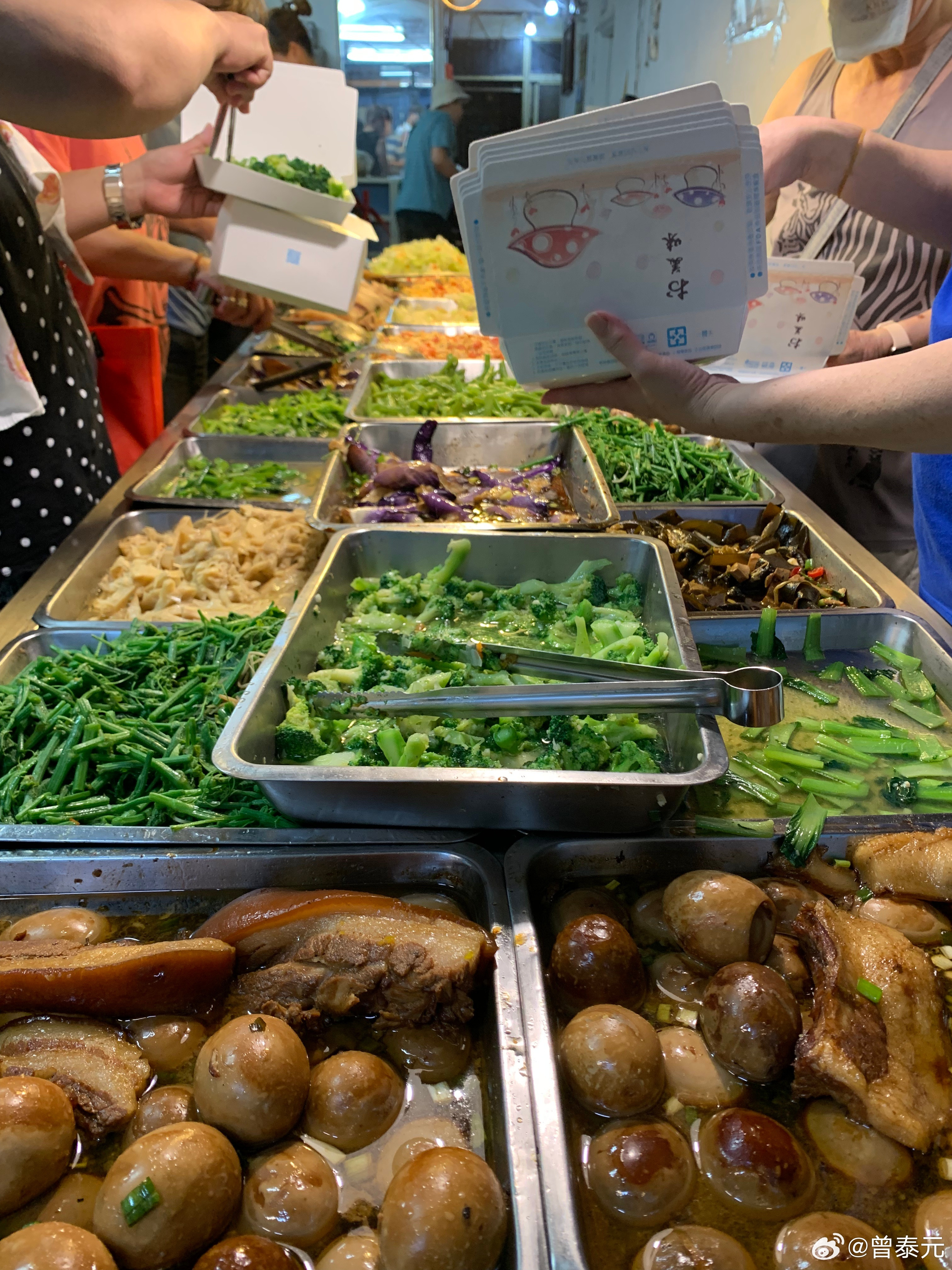 小巷里的自助餐店，卫生较差，但价格相对便宜，菜色多，东西也不难吃。我这样一顿饭台