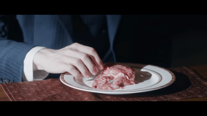 张凌赫新剧被沙宝亮逼吃生肉对手戏氛围感拉满，沙宝亮压迫感十足，张凌赫隐忍破碎的演
