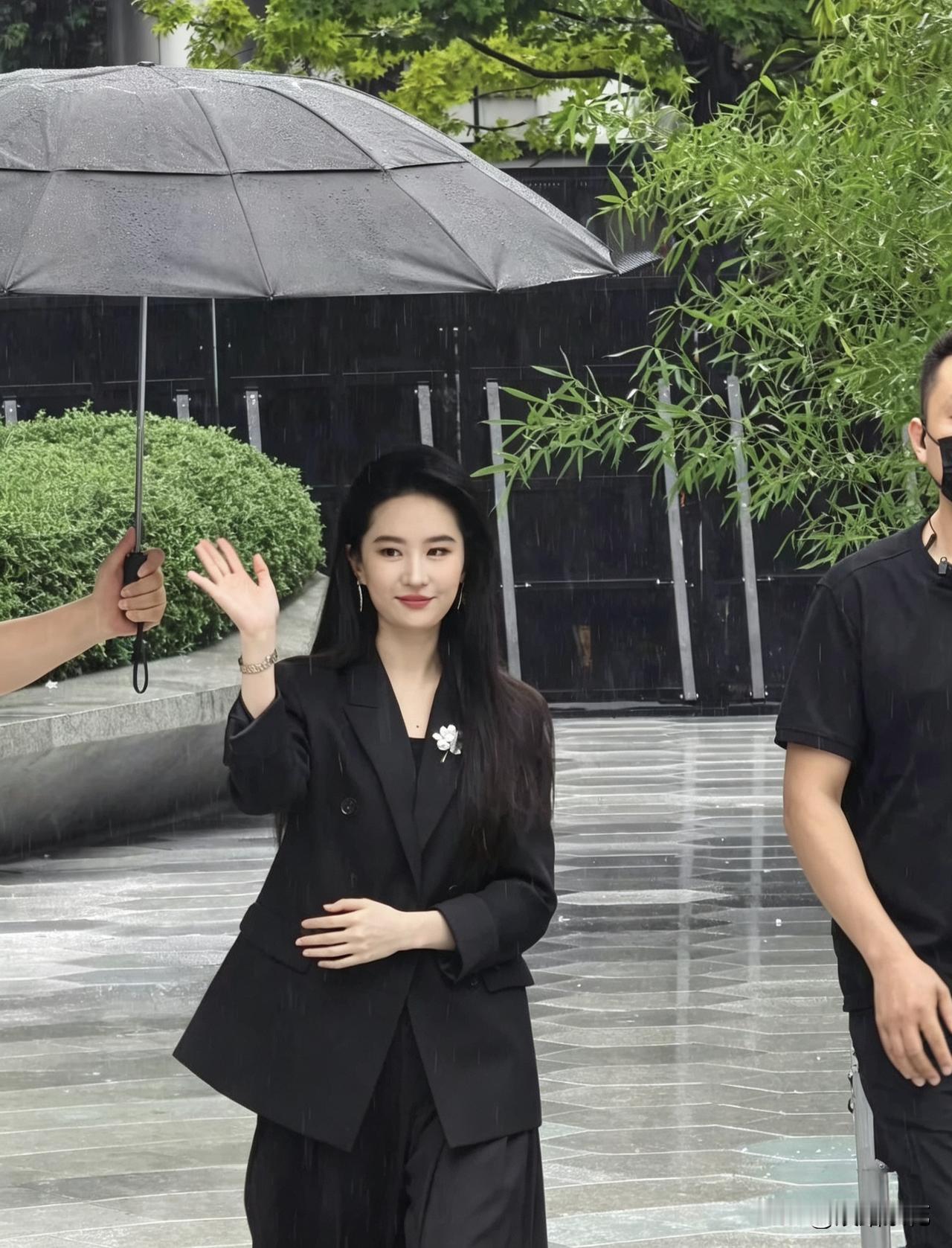 朋友今天在成都活动现场亲眼见到刘亦菲，她说了句大实话，千万别被网上的照片骗了