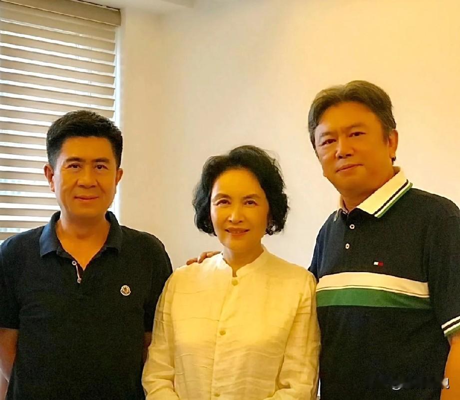 仔细看，左边是儒雅又阳刚的郭凯敏，中间是气质典雅的宋晓英，而右边的男士是谁？看他