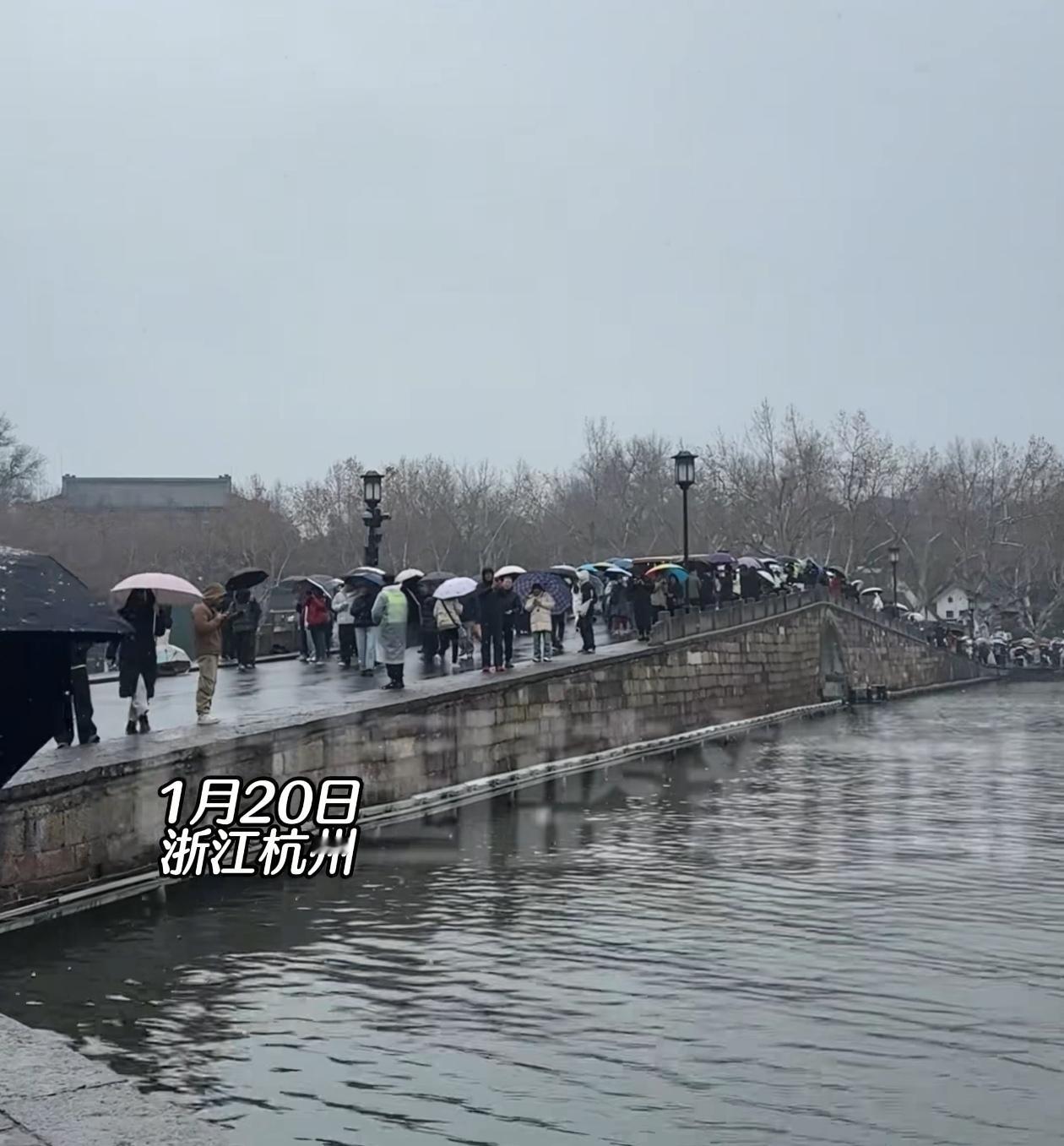 不回家了！浙江杭州，一家三口本来要回北京，看到杭州下雪，赶紧把票退了，专门跑到西