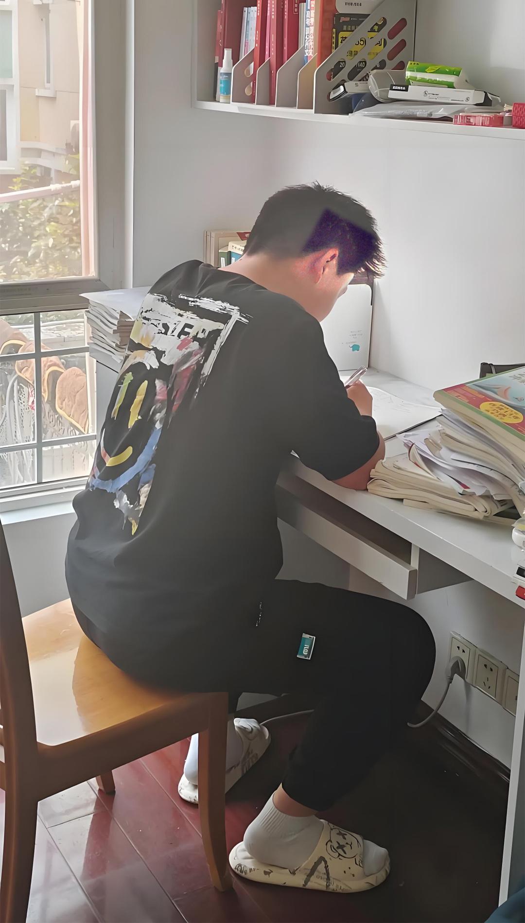 儿子今年大学毕业了，没有找到合适的工作，待在家里准备考公考编。就这一个儿子，我也