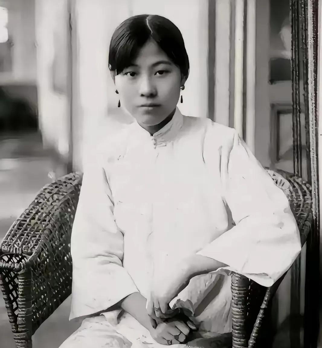 1915年，军阀王德庆娶15岁少女当小妾，然而2年后他就离世了。他给小妾留了30