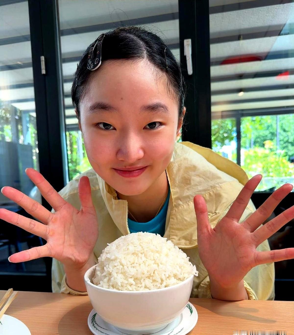 今日是张本美和18周岁生日，刚刚她在社交平台发了文。她刚在萨格勒布捧起了冠军奖