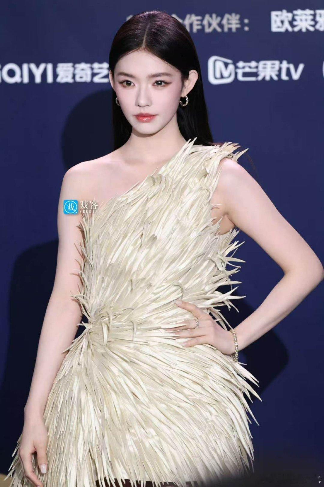 林允红毯有真孔雀求偶红毯意外名场面出圈，林允一袭设计感羽毛长裙亮相，肩颈线条优越