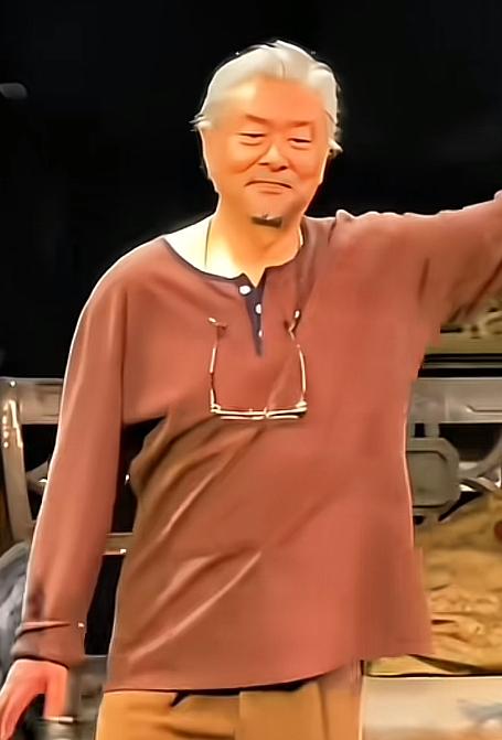 濮存昕，才73岁，怎么头发就全白了？一头银发，看着特别沧桑。濮存昕是1953