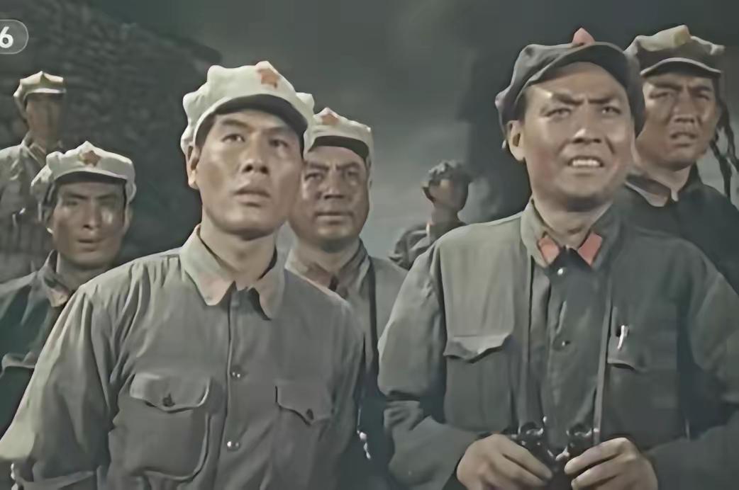 1959年，他们拍《飞夺泸他们拍《飞夺泸定桥》，没有威亚。剧组把8吨工业盐，泼