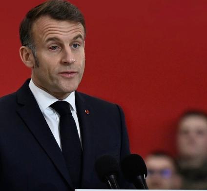 马克龙还是那个“变色龙”，这次美国对欧洲八国加关税，法国又找到了中国。 一开