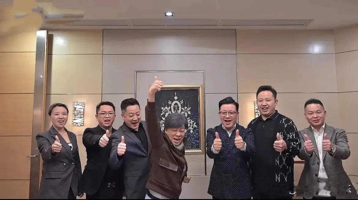 梁小龙去世前十几个小时还在工作养家，他刚签了精武陈真的代言，那时的他看起来生龙活