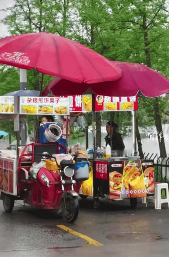 “如果我妈妈这样被对待，我真受不了！”湖南长沙，女生突然发现一名煎饼摊主阿姨遭遇