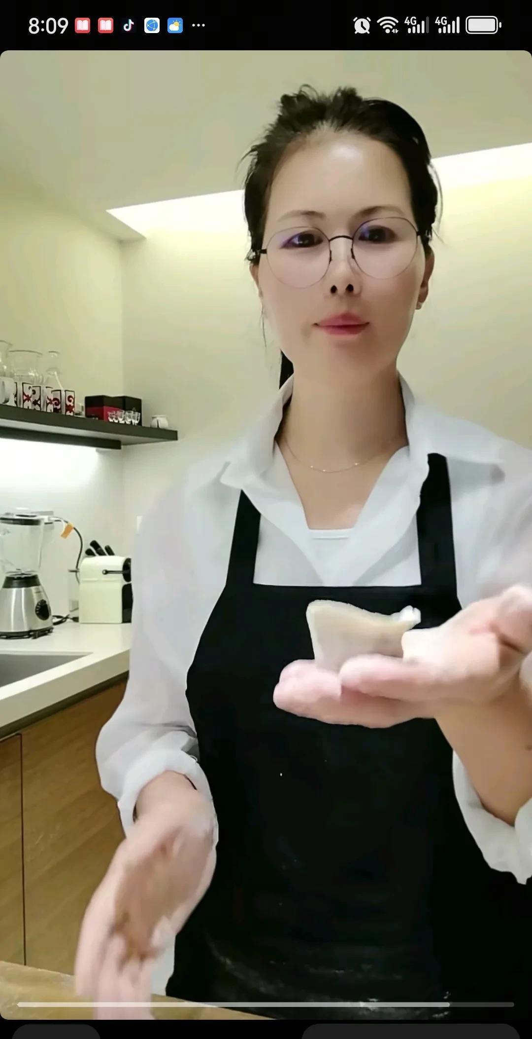 小杨阿姨，又包饺子给小玥儿吃啦。8月27日傍晚，人在湾湾的小杨阿姨，发布最新视