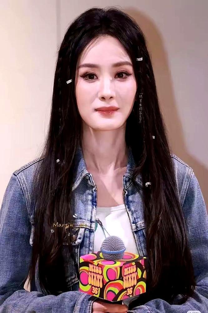 杨幂早年拔4颗牙换的小V脸，现在真的反噬了？07年拍《门》时李少红嫌她婴儿