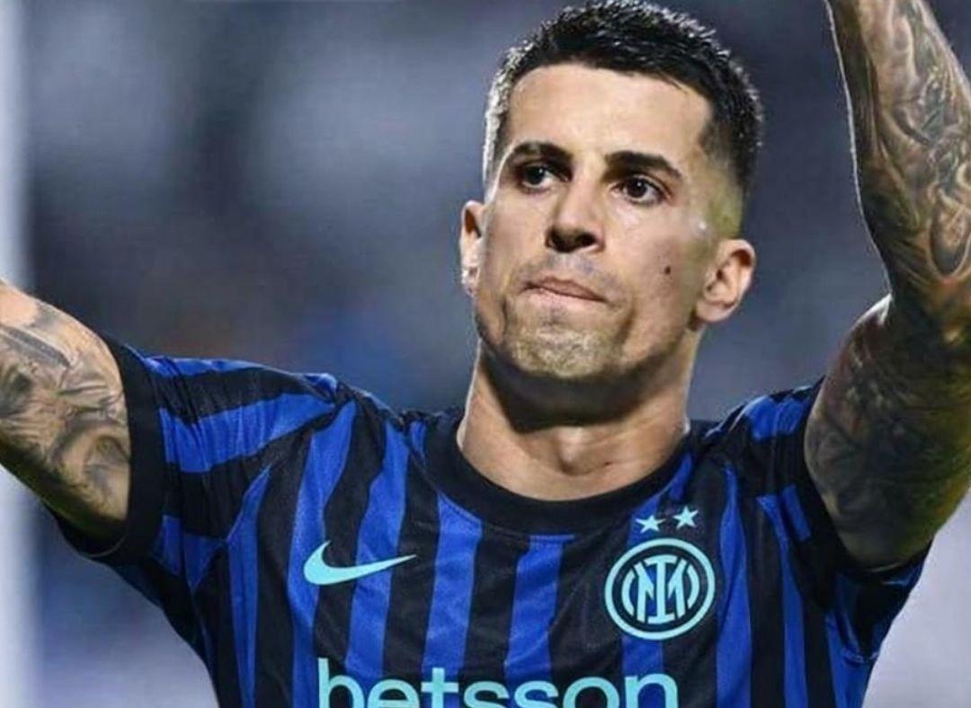 国际米兰被动等待！根据足球市场记者瓜罗的消息，葡萄牙球员坎塞洛坚信自己会加盟加泰