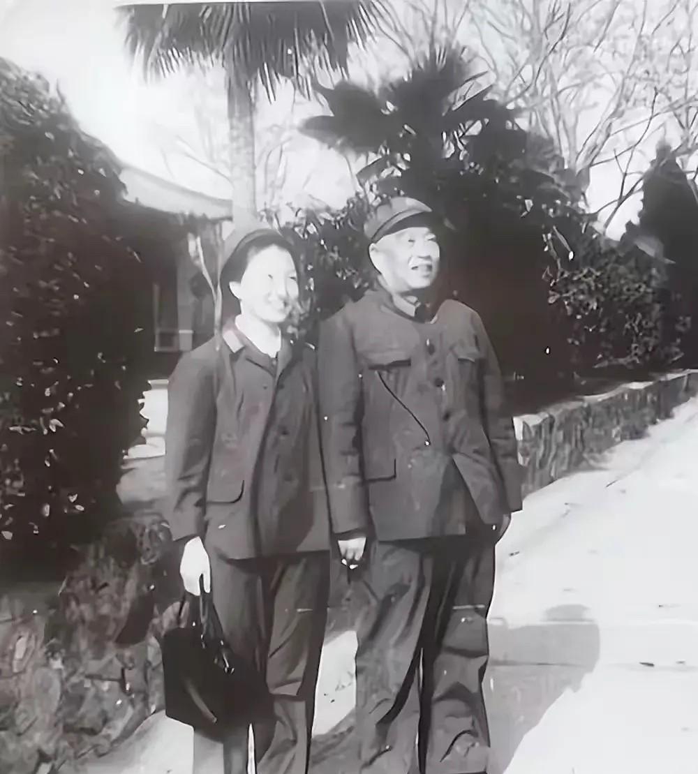 武汉军区副司令员徐国夫少将与夫人金铭的合影。早在1950年徐国夫率119师首批入