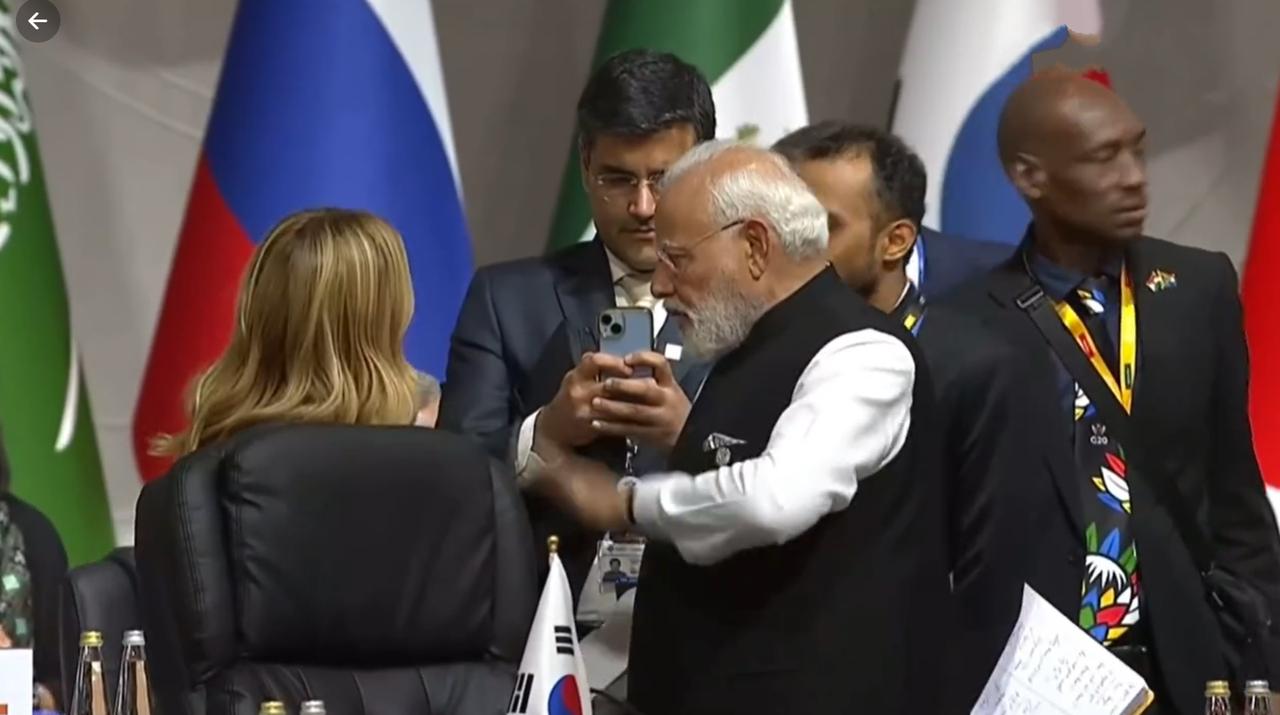 意大利女总理在南非G20峰会上遇到了印度总理，笑得合不拢嘴！11月22日南非G2