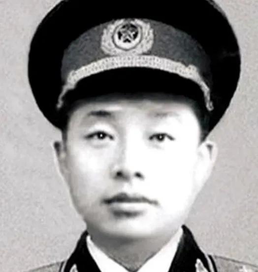 1955年，朱德总司令看见一个皮肤嫩得能掐出水的“娃娃脸”，肩上却扛着两颗金灿灿