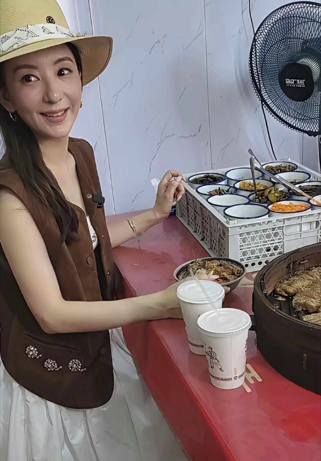 身价上亿的富婆方媛，居然吃这么廉价的路边摊，不会掉身价？​​​