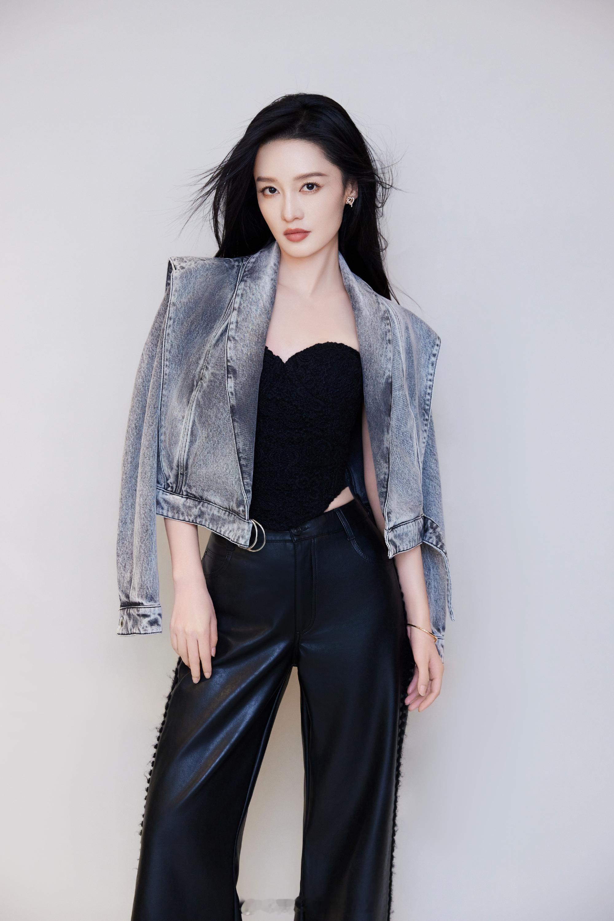 李沁黑色抹胸裙柔美婀娜​​​