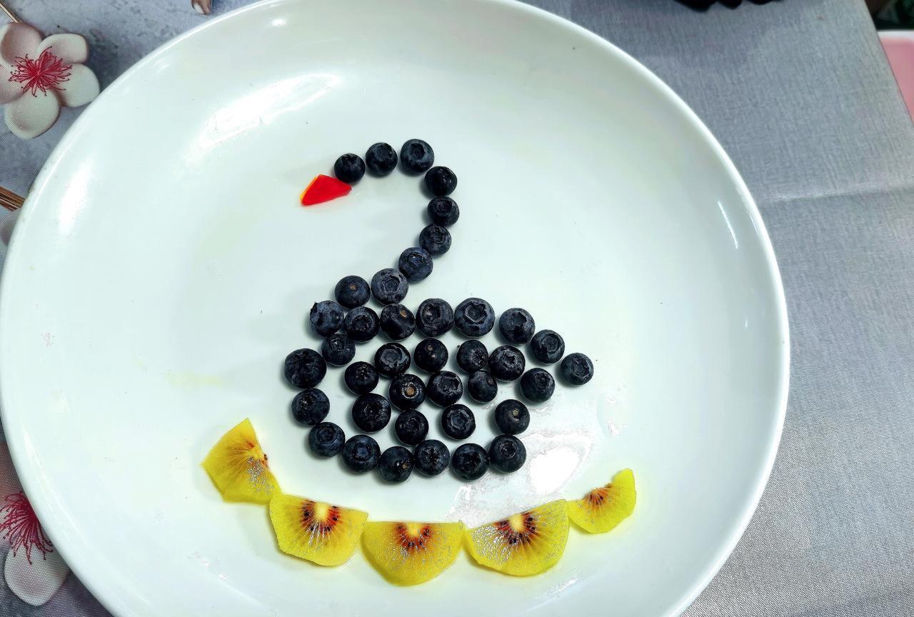 人性荒唐的一面就是，人们希望别人诚实、善良、大度，自己却不想这样，甚至相反。也许