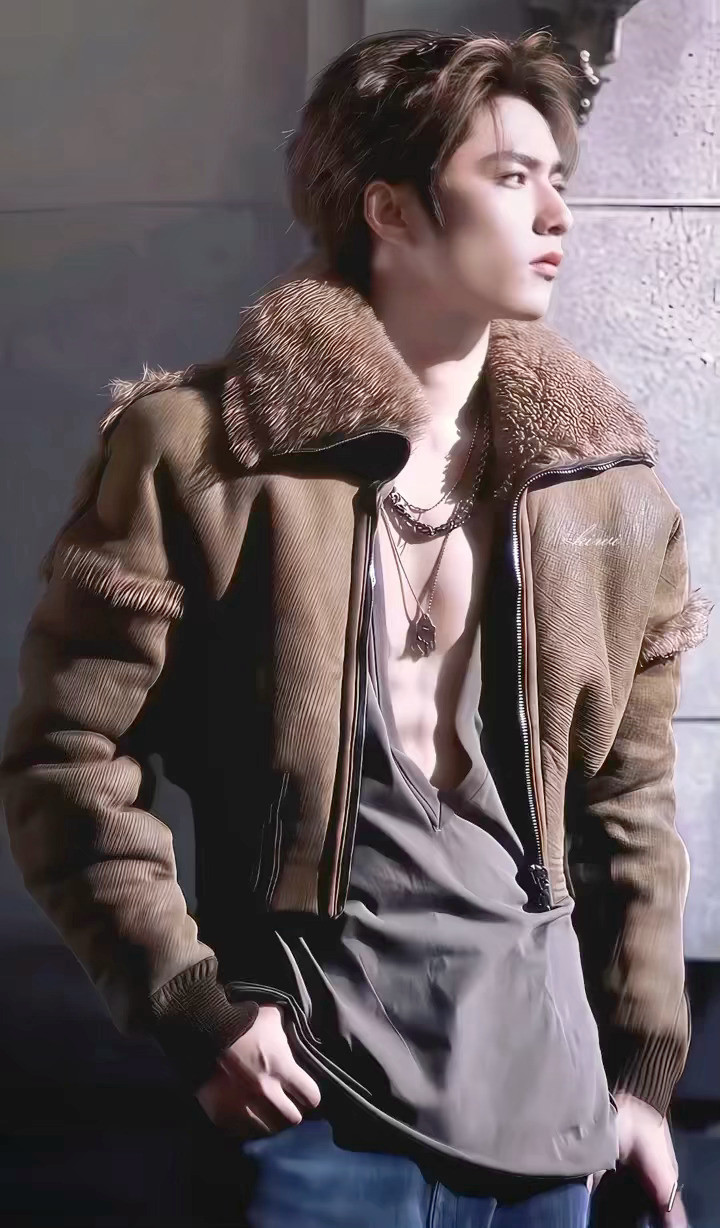 刘耀文的胸肌练得好好，怎么这么大方？富有且慷慨！随手一截都是可以登杂志封面的程度