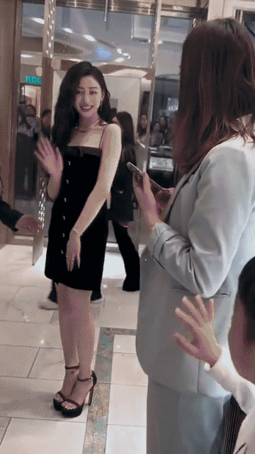 张天爱气死了，自己穿了20公分的高跟鞋，结果林更新居然也穿了高跟带内增的鞋子！折