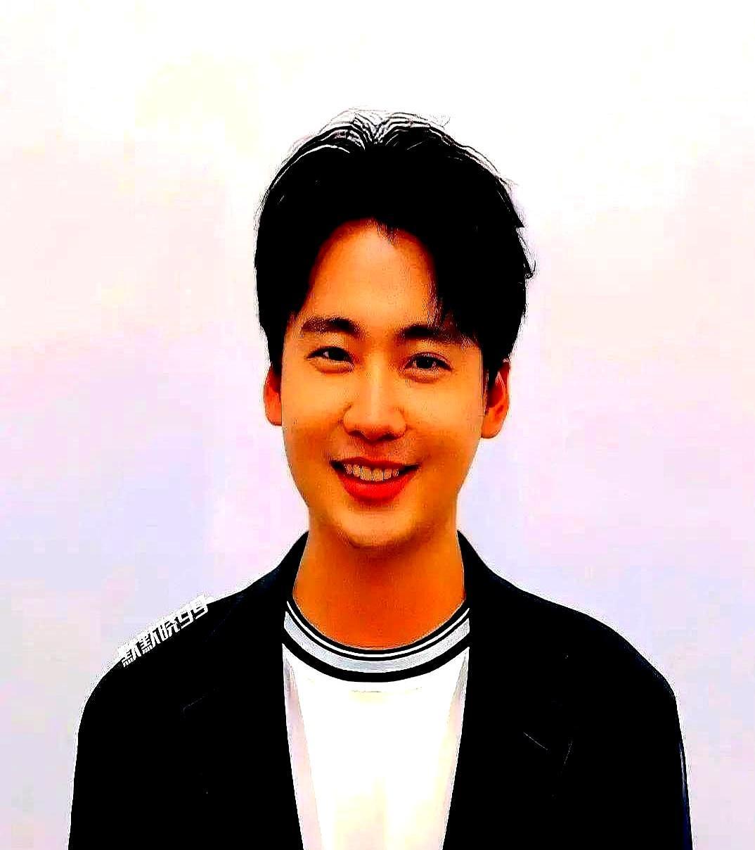 阎鹤祥当众给他挖坑：于谦你到底喊师父还是大爷？这送命题碰一下辈分就炸。郭麒麟