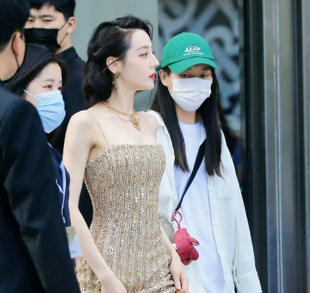 迪丽热巴生图直出！鎏金裙怼脸拍，原图美到窒息