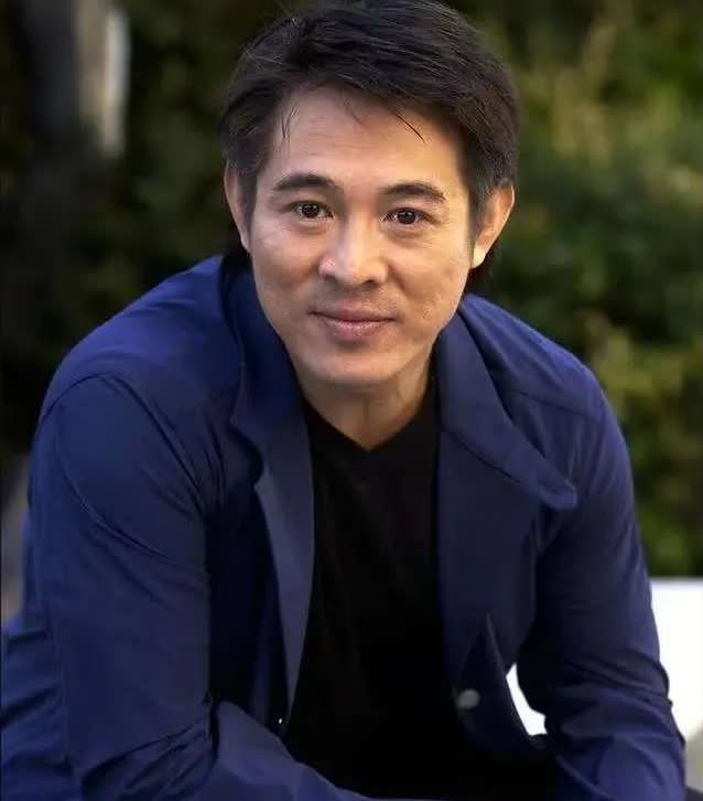 主持人问李连杰:“你和元彪、成龙、刘德华比，谁最厉害？”李连杰摆摆手:“不要拿我