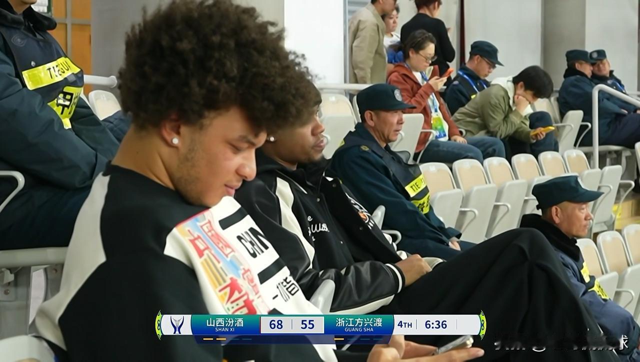 上海久事超级外援洛夫顿真是太悠闲自在了！在今天进行的山西汾酒和浙江方兴渡的CBA