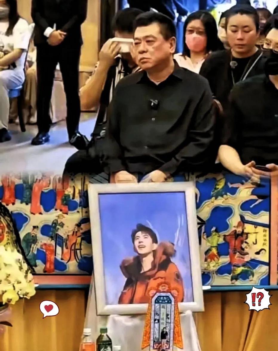 过了这么久他终于有了一场公开的追悼会！现场人潮涌动，那么多民众自发赶来，