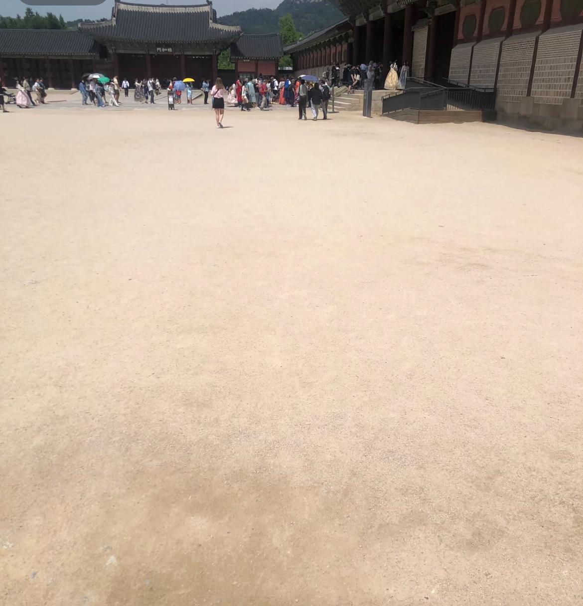 韩国景福宫里面还是黄沙路，导游找补是为了防止小偷，铺沙子的话走不快不过那么小