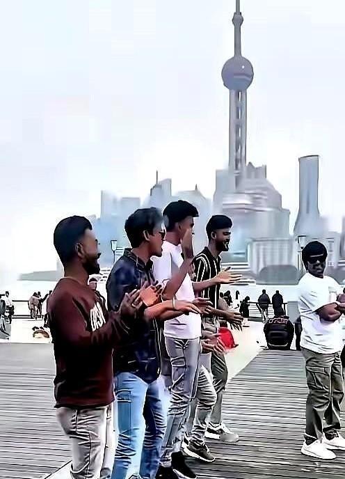 当全世界都在埋头搞经济、拼科技的时候，印度人，在下一盘大棋。他们不造航母，不拼芯