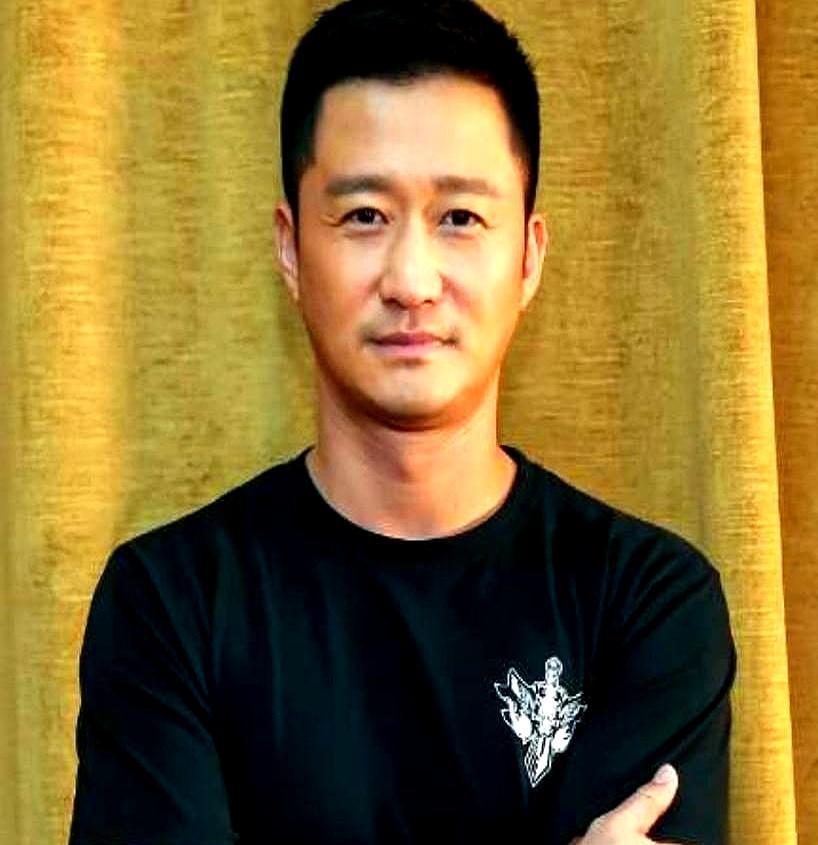 吴京7亿还没上桌，谢苗2000万已经赢麻了。《东北警察故事3》点映，直接把