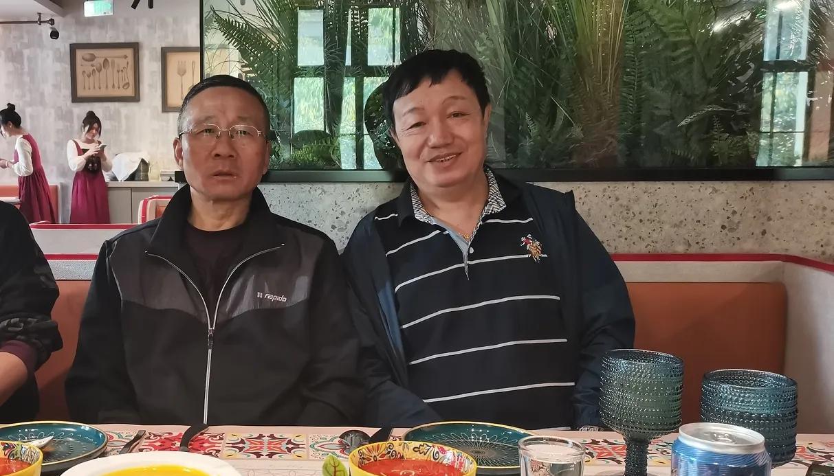 图片戴眼镜的，是长春兰舍硅藻泥董事长张立功，前年来哈尔滨参加我孩子结婚答谢宴，第