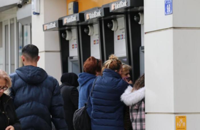 炸了！最近全球各个国家的央行，像是约好了一样，全都在疯狂甩卖美国国债，下手那叫一