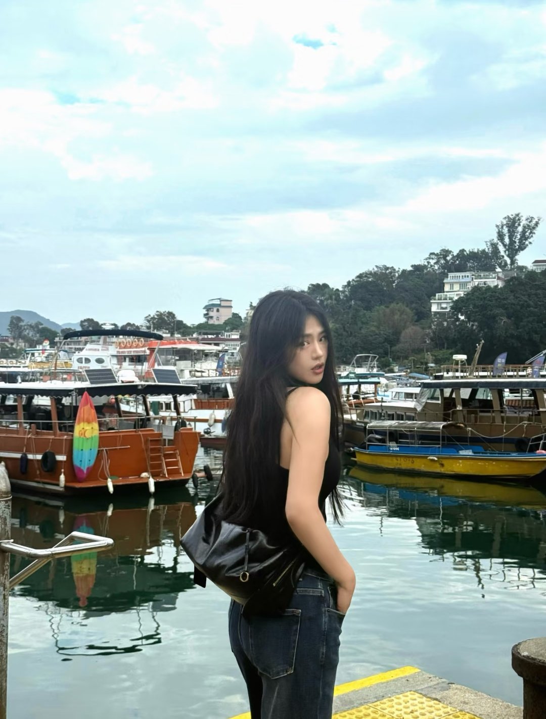 马思纯港风味十足的图片～“在码头吹吹风，把港味松弛感“打包”带走。”