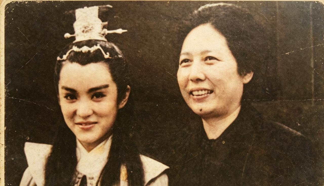 林青霞拍戏母亲前来探班，一张罕见的留影，这张照片拍摄于1977年10月，地点在香