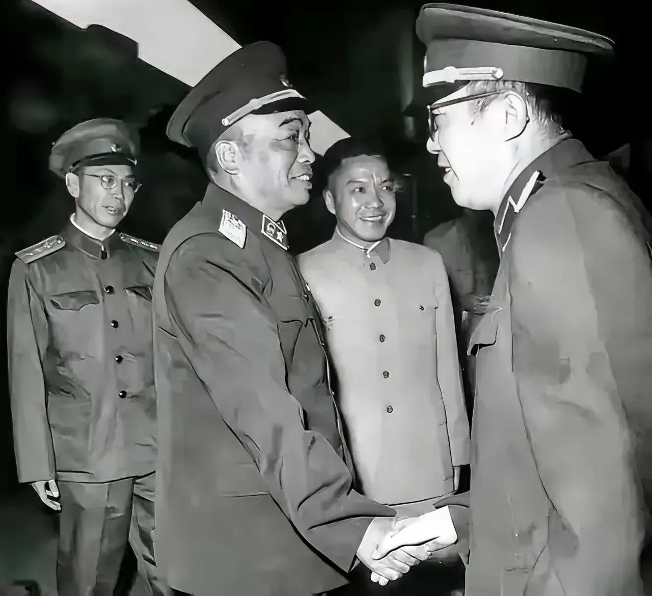 黄克诚是彭老总亲密的战友和同志，他曾对着整理“军事卷”条目的工作人员说到彭德怀，