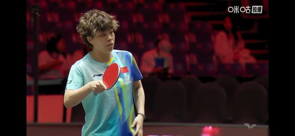 155万美元大满贯，看台空了一大半。新加坡正赛第二天，王艺迪3-0速胜，用时