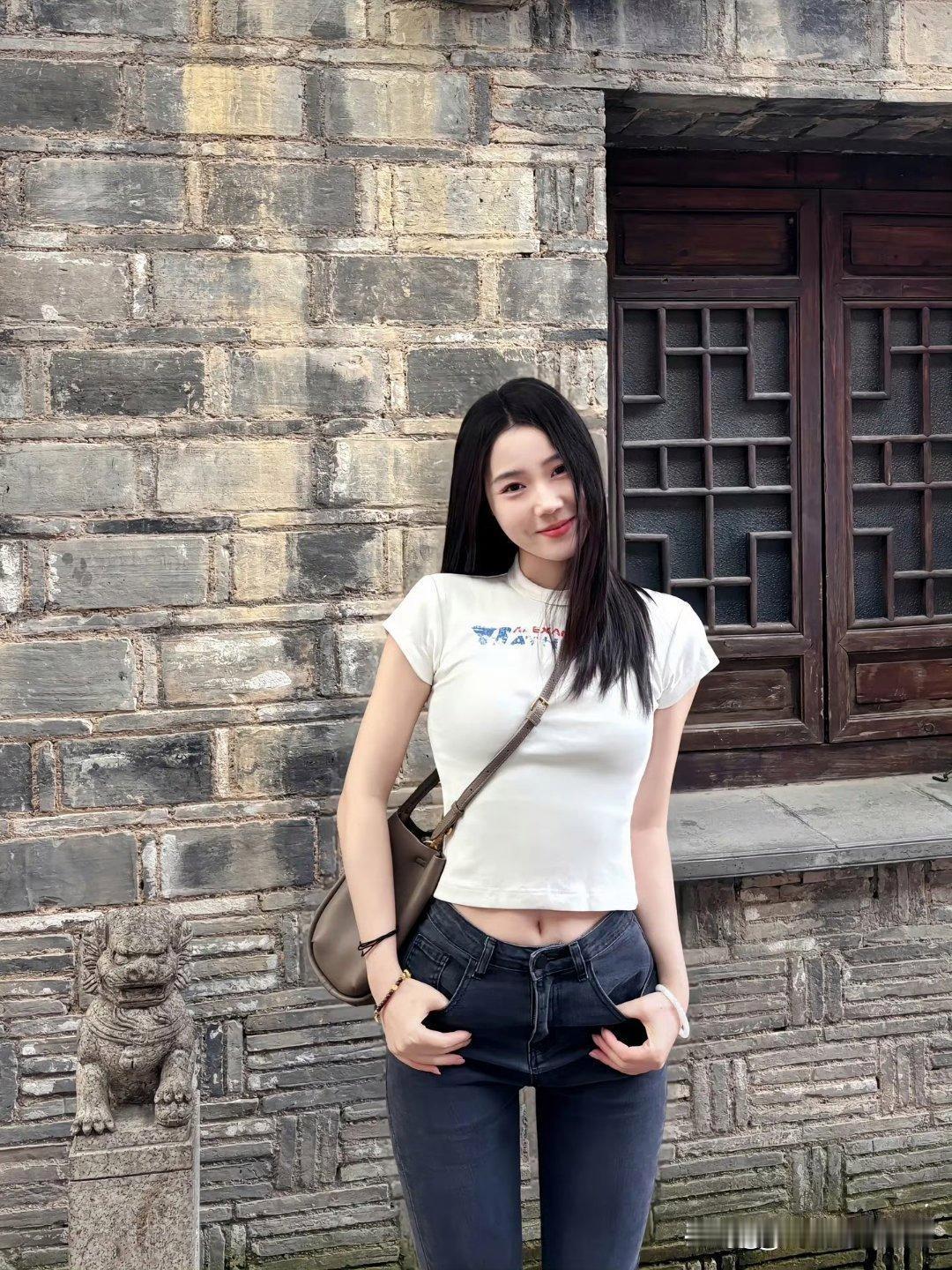 绿树掩映中，佳人笑语生。