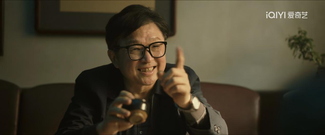 《低智商犯罪》里面的方老师是一个人才啊！平时骑着单车，自诩文化人，大家都以为