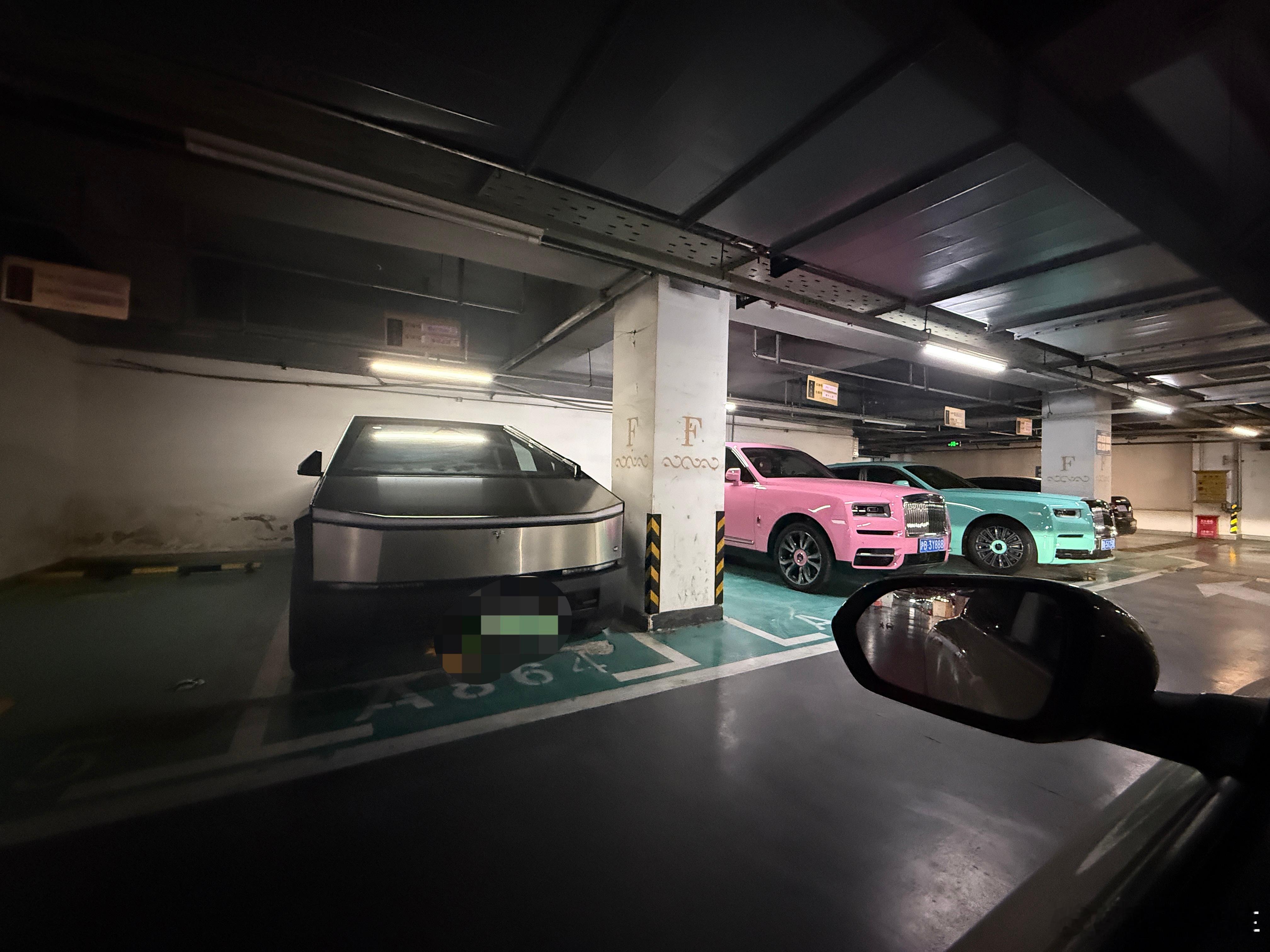 第一次看到真正上了牌的特斯拉私家车，感觉比旁边的红红绿绿的车更上档次。