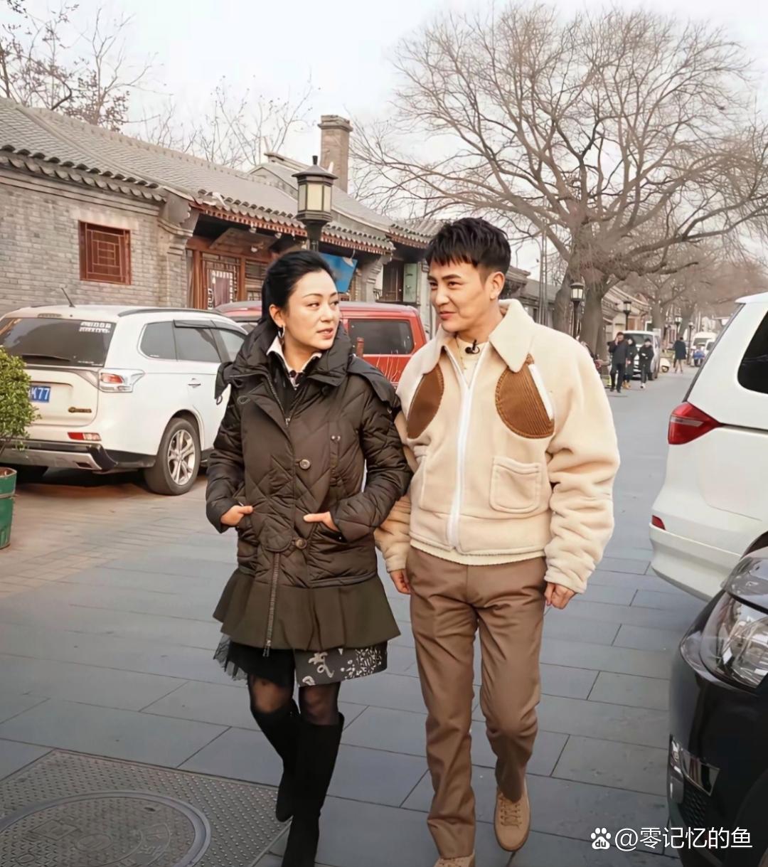 陈红旁边的男生好帅呀。