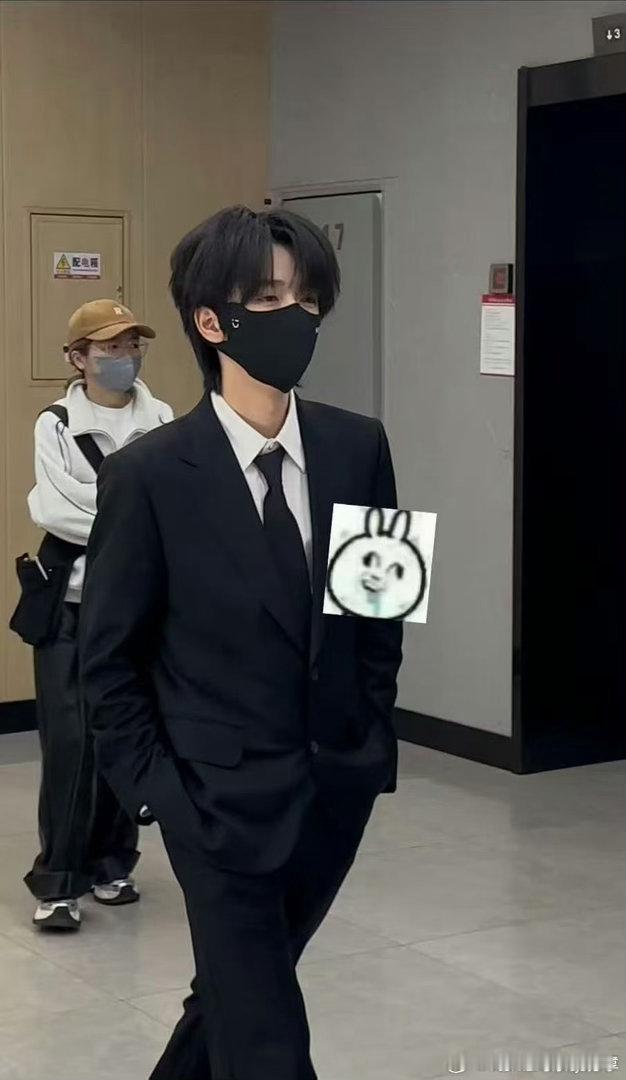 贺峻霖答辩路透贺峻霖答辩路透来啦！黑西装好帅呀，小贺答辩顺利，不要紧张呀~