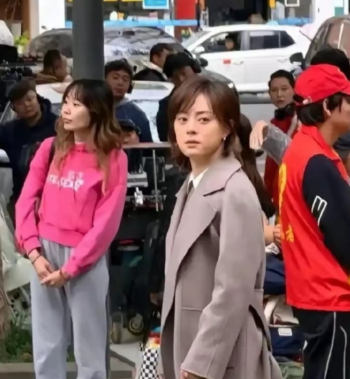 孙俪接送女儿上学，女儿简直跟她共用一张脸，不得不说基因真强大​​​