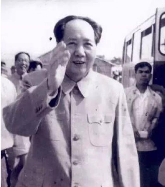 1949年，44军打到深圳罗湖桥头，林彪准备3天内收复香港，毛主席却紧急叫停: