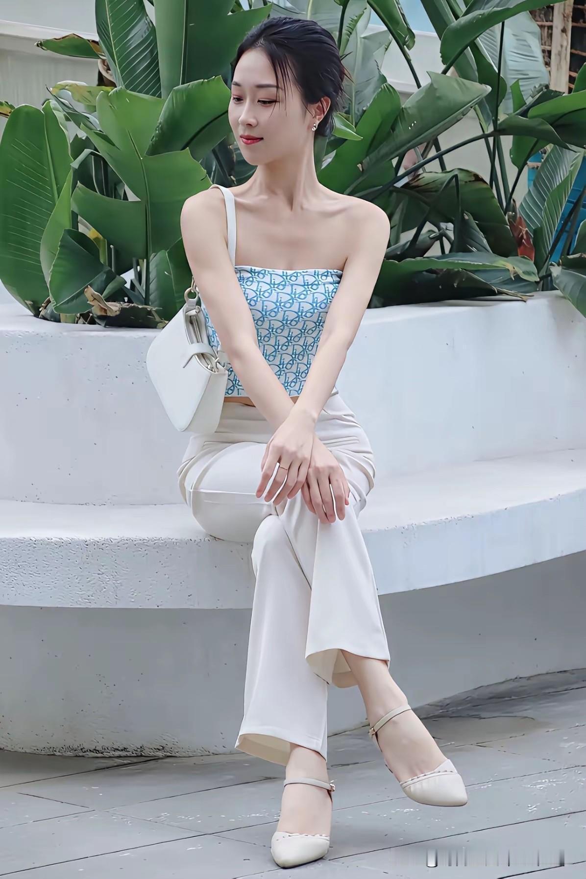 清爽夏日通勤穿搭，温柔简约氛围感拉满。