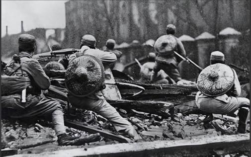 1947年，共产党员陈斌即将被敌人处决，他突然看到人群中有三个熟悉的身影，立马大