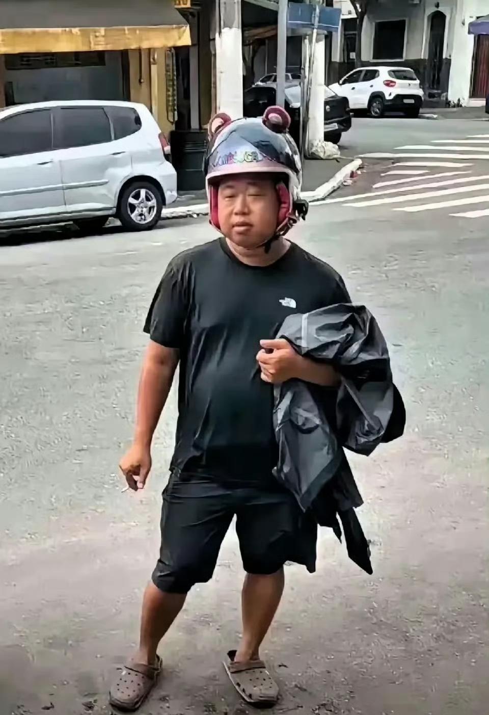 据说这个网红身价上亿？我是一点儿也看不出来，尤其看到他那双拖鞋[笑着哭][捂脸哭]