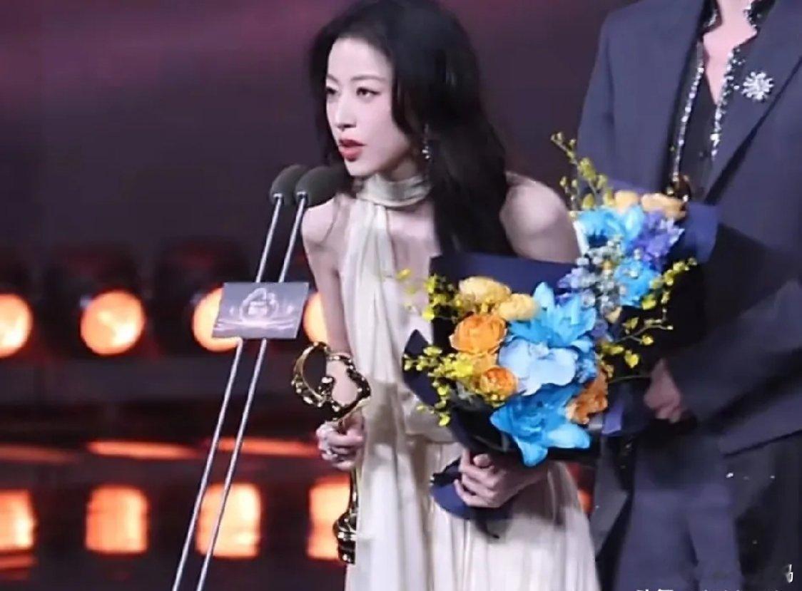 2月5日，张天爱在微博之夜上刚走完红毯就被紧急送去医院了，奖都是周雨彤帮忙代领的